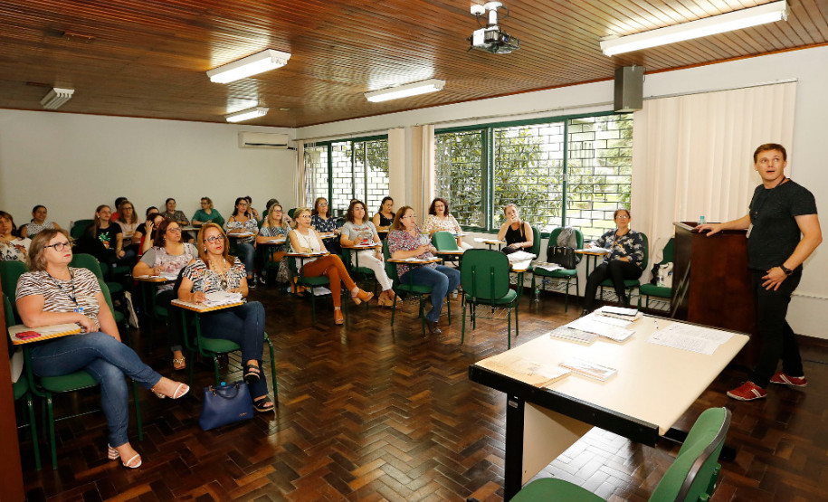Mais de 750 técnicos pedagógicos disciplinares e coordenadores de gestão escolar, educação profissional e da educação básica dos 32 Núcleos Regionais de Educação participam nessa semana, em Curitiba, das oficinas de Formação em Ação Disciplinar ofertadas pela Secretaria de Estado da Educação. Os cursos começaram na terça-feira (6) e encerram nesta sexta-feira (9) com duração de 16 horas.