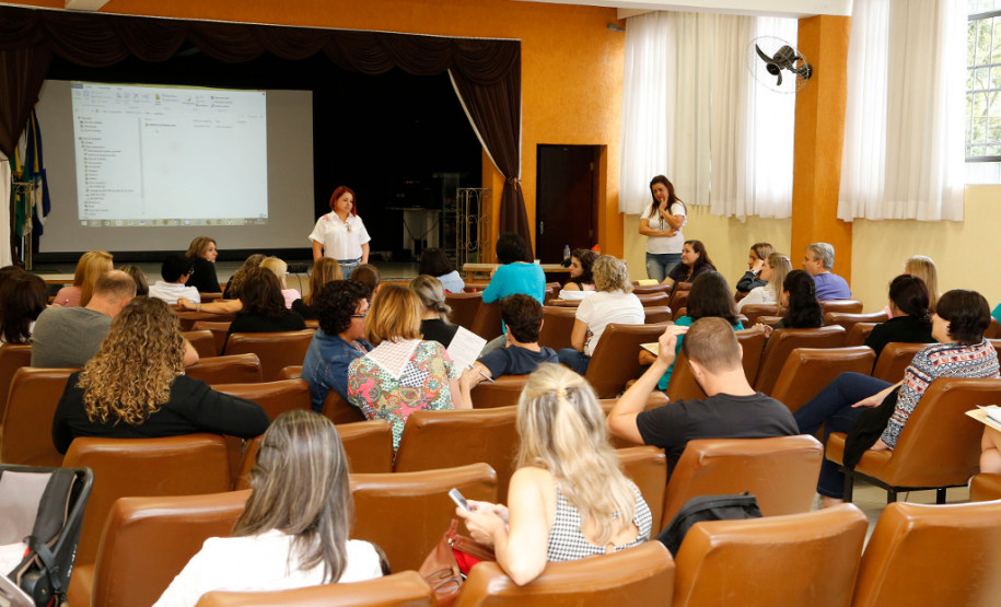 Mais de 750 técnicos pedagógicos disciplinares e coordenadores de gestão escolar, educação profissional e da educação básica dos 32 Núcleos Regionais de Educação participam nessa semana, em Curitiba, das oficinas de Formação em Ação Disciplinar ofertadas pela Secretaria de Estado da Educação. Os cursos começaram na terça-feira (6) e encerram nesta sexta-feira (9) com duração de 16 horas.