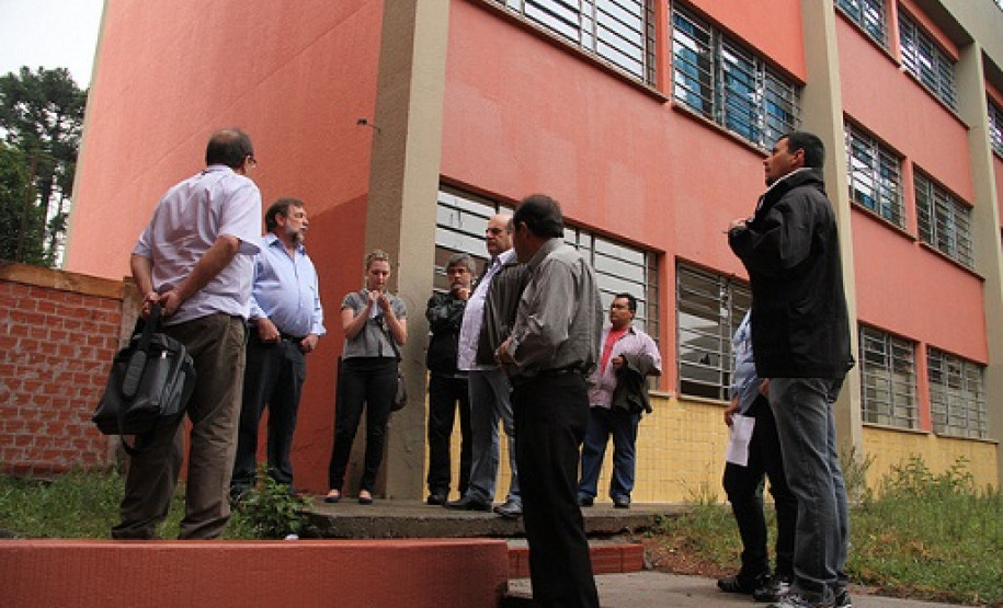 O vice-governador e secretário de Estado da Educação, Flávio Arns, esteve no Colégio Estadual Guilherme Maranhão...