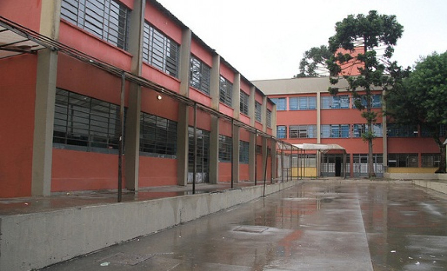 O Colégio Estadual Guilherme Maranhão, localizado no bairro Tatuquara, atende aproximadamente 2.800 alunos e sofre há alguns anos com atos de vandalismos dentro e fora do espaço escolar. Neste ano, já foi investido R$ 15 mil para reparos emergenciais, mas há muito por ser feito.