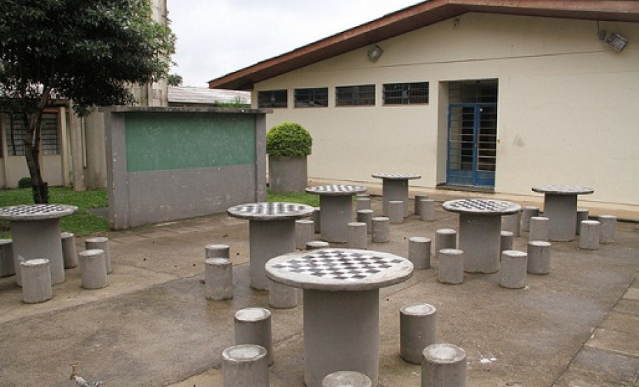 Já as fortes chuvas ocorridas na última semana causaram estragos no Colégio Estadual Roberto Langer Júnior, no bairro Boqueirão.