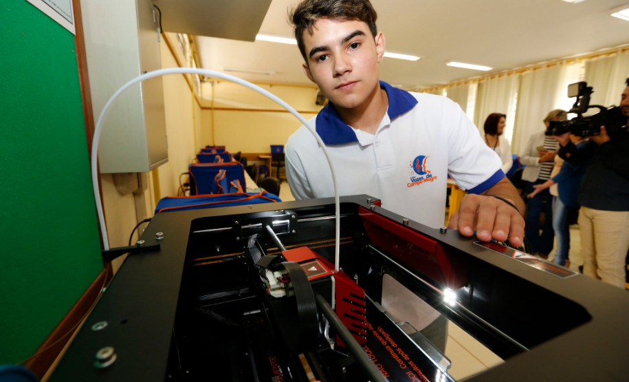 Colégio estadual de Campo Magro recebe kit tecnológico “Vamos aliar tecnologia, diversão e criatividade junto com o processo de aprendizagem. E o aluno se torna protagonista do processo de ensino”, afirmou a professora de ciências e biologia, Diana Carvalho. O estudante Rafael de Lara dos Santos, do terceiro ano, foi o primeiro a usar a impressora. “É bem fácil de mexer e será muito útil para o projeto que estamos desenvolvendo, de criação de uma maquete sobre sistema de água e coleta”, disse.