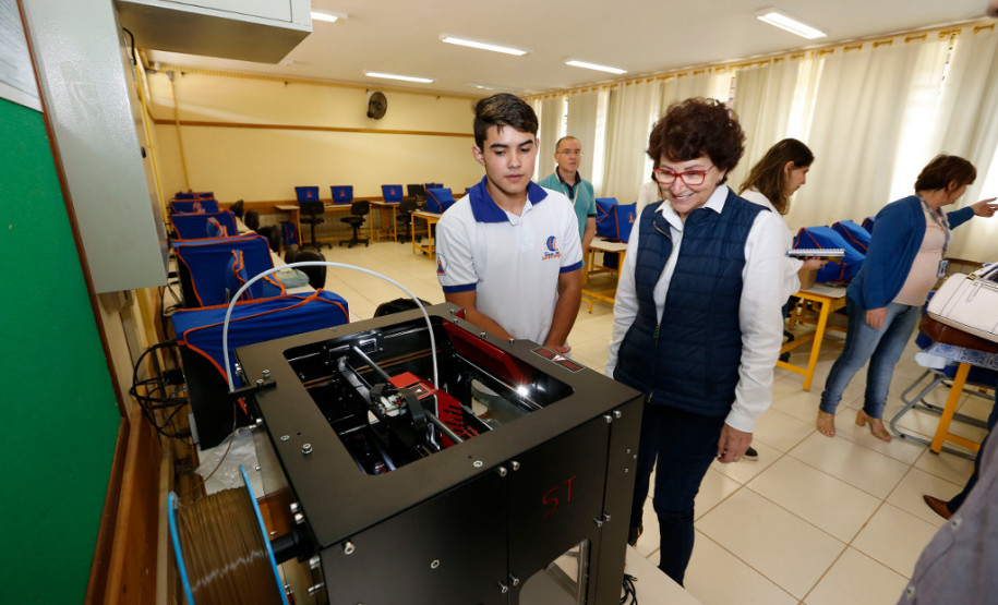 Colégio estadual de Campo Magro recebe kit tecnológico O Colégio Estadual do Campo Nossa Senhora da Conceição, de Campo Magro, Região Metropolitana de Curitiba, recebeu nesta quinta-feira (8) o kit tecnológico do projeto Conectados 2