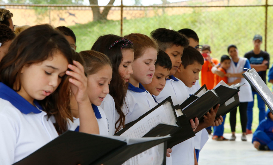 Colégio estadual de Campo Magro recebe kit tecnológico Inaugurado em 2010, o Colégio do Campo Nossa Senhora Conceição tem 234 alunos no ensino regular, além de atender 11 crianças na educação especial e outros 44 alunos matriculados no Centro Estadual de Línguas Estrangeiras Modernas (Celem) para o curso de inglês.