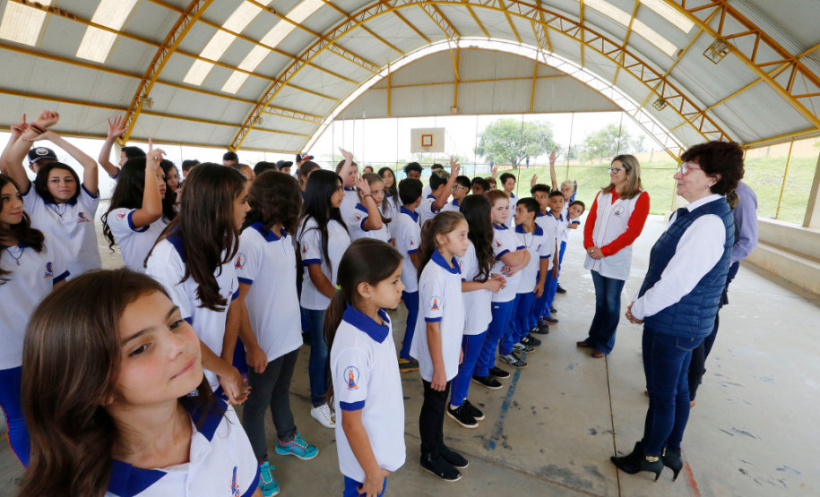Colégio estadual de Campo Magro recebe kit tecnológico Inaugurado em 2010, o Colégio do Campo Nossa Senhora Conceição tem 234 alunos no ensino regular, além de atender 11 crianças na educação especial e outros 44 alunos matriculados no Centro Estadual de Línguas Estrangeiras Modernas (Celem) para o curso de inglês.
