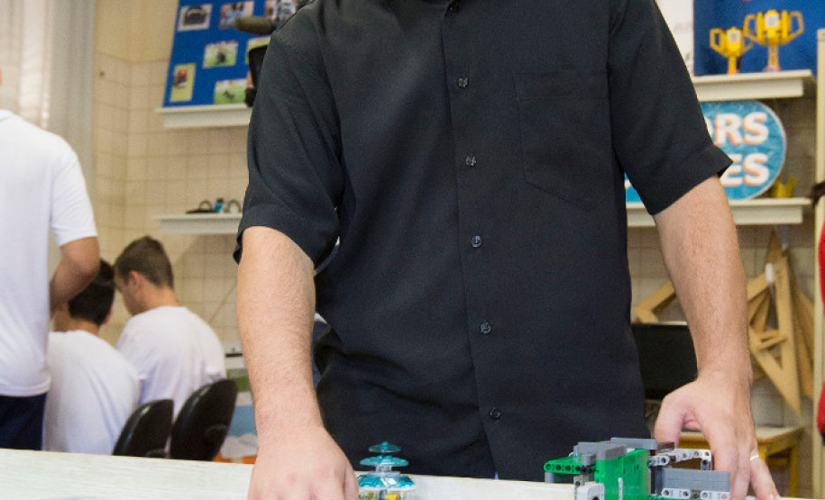 Além dos alunos do Colégio Estadual Padre Cláudio Morelli, outras 10 escolas das redes municipal e particular representam o Paraná. De acordo com o professor Thadeu Agelo Miqueleto, que coordena o projeto no colégio, a competição aborda áreas do conhecimento da informática, física, matemática, química, aprendizados que os alunos vão levar para o resto da vida.