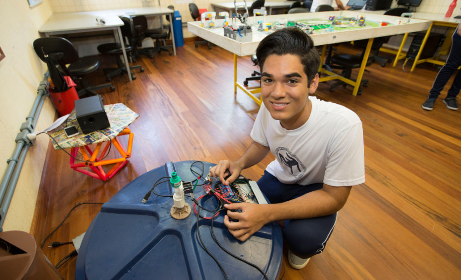 “Esse projeto pode beneficiar a sociedade, evitando doenças causadas por fungos e bactérias que ficam na caixa quando não é limpa corretamente e também ajuda o meio ambiente evitando desperdícios de água”, disse aluno. “Também é uma oportunidade para aprofundarmos os conhecimentos em diferentes áreas dentro de uma metodologia de pesquisa científica”.