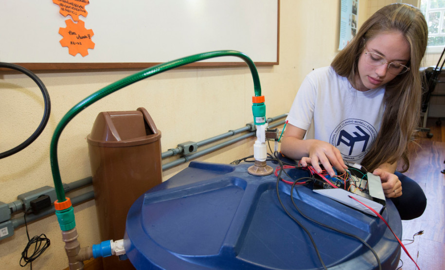 A competição é dividida em quatro etapas. Em uma delas os alunos são desafiados a diagnosticar um problema social relacionado à água e a apresentar uma proposta como solução. A estudante Marjory Graziela Bogler, 14 anos, do 1° ano do ensino médio do Colégio Estadual Padre Cláudio Morelli, contou que a equipe diagnosticou, através de uma enquete feita na internet, que a maioria dos entrevistados nunca tinha limpado a caixa d’água em casa.