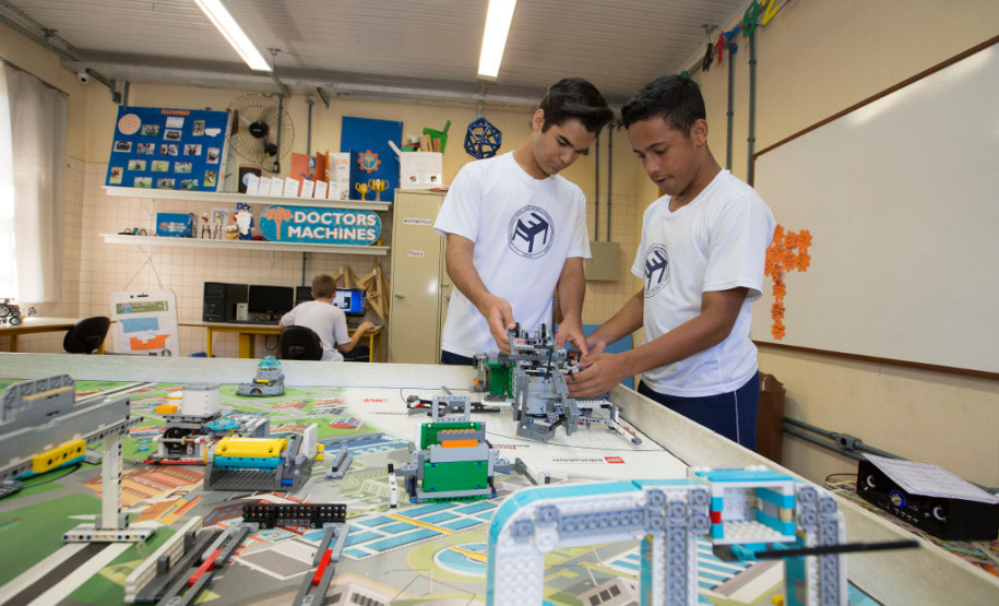 Estudantes dos ensinos fundamental e médio do Colégio Estadual Padre Cláudio Morelli, em Curitiba, são os representantes da rede estadual de ensino do Paraná na etapa nacional do Torneio de Robótica First LEGO League (FLL), que acontece na capital paranaense, de sexta-feira (16) a domingo (18). A competição é organizada no Brasil pelo Departamento Nacional do Serviço Social da Indústria (Sesi).