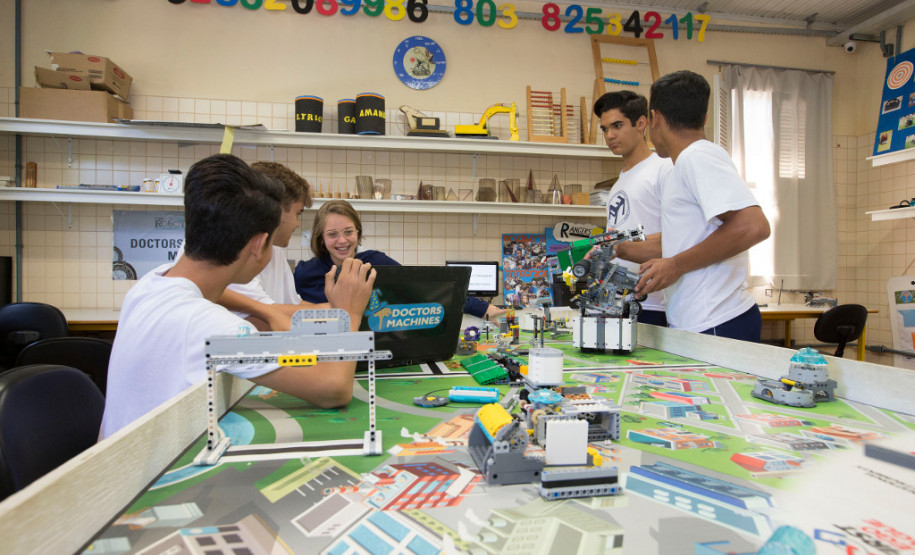 Estudantes dos ensinos fundamental e médio do Colégio Estadual Padre Cláudio Morelli, em Curitiba, são os representantes da rede estadual de ensino do Paraná na etapa nacional do Torneio de Robótica First LEGO League (FLL), que acontece na capital paranaense, de sexta-feira (16) a domingo (18). A competição é organizada no Brasil pelo Departamento Nacional do Serviço Social da Indústria (Sesi).