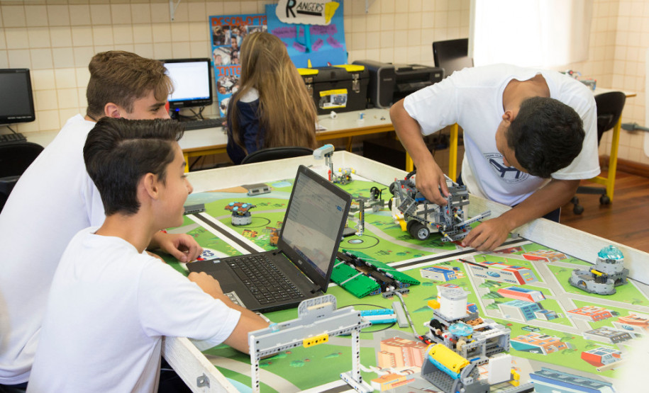Estudantes dos ensinos fundamental e médio do Colégio Estadual Padre Cláudio Morelli, em Curitiba, são os representantes da rede estadual de ensino do Paraná na etapa nacional do Torneio de Robótica First LEGO League (FLL), que acontece na capital paranaense, de sexta-feira (16) a domingo (18). A competição é organizada no Brasil pelo Departamento Nacional do Serviço Social da Indústria (Sesi).