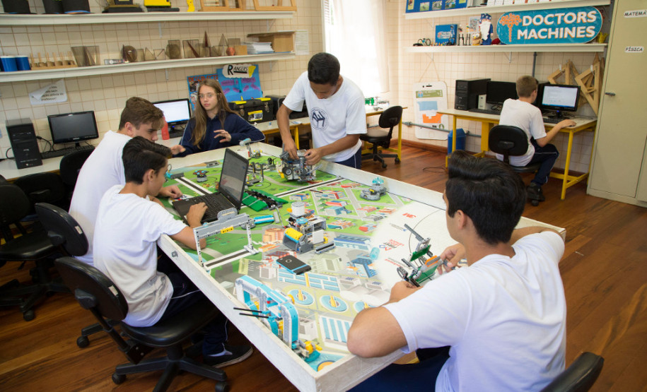 Estudantes dos ensinos fundamental e médio do Colégio Estadual Padre Cláudio Morelli, em Curitiba, são os representantes da rede estadual de ensino do Paraná na etapa nacional do Torneio de Robótica First LEGO League (FLL), que acontece na capital paranaense, de sexta-feira (16) a domingo (18). A competição é organizada no Brasil pelo Departamento Nacional do Serviço Social da Indústria (Sesi).