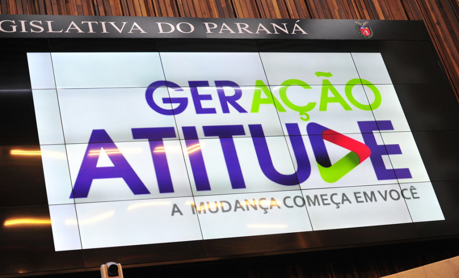 Escolas estaduais podem se inscrever no Geração Atitude O Geração Atitude está aberto para participação de todas as escolas da rede estadual em 2018. Até o ano passado o programa ficava restrito a cinco escolas por Núcleo Regional de Educação (NRE), mas agora as cerca de 2,1 mil unidades do Estado podem participar. As escolas interessadas devem entrar em contato com o seu NRE.