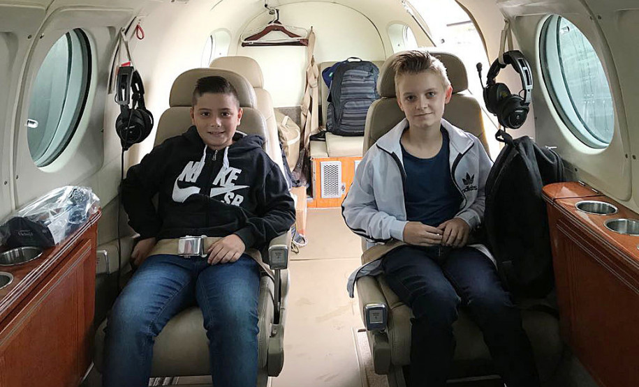 Financiado por empresários da região, o projeto Voar mais Alto existe há seis anos e premia os melhores estudantes da Escola Estadual Carmela Bortot com voos panorâmicos na região de Pato Branco. Já o Voar Mais Longe, que existe há cinco anos, traz os alunos até Curitiba para um dia inteiro de visitas turísticas.