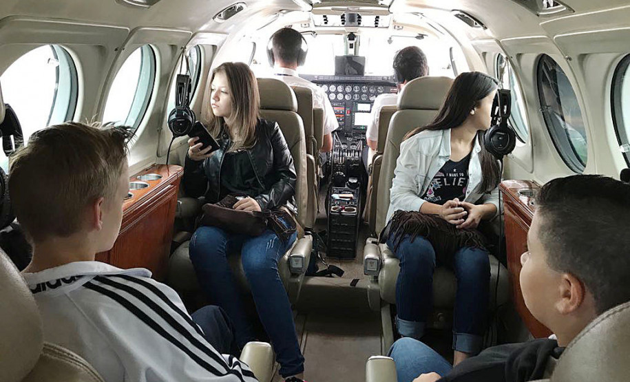 Financiado por empresários da região, o projeto Voar mais Alto existe há seis anos e premia os melhores estudantes da Escola Estadual Carmela Bortot com voos panorâmicos na região de Pato Branco. Já o Voar Mais Longe, que existe há cinco anos, traz os alunos até Curitiba para um dia inteiro de visitas turísticas.