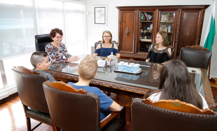 Esta quinta-feira (15) foi especial para quatro alunos da Escola Estadual Carmela Bortot, de Pato Branco. Eles são os ganhadores do projeto Voar Mais Longe, que premia com uma viagem de avião para Curitiba os estudantes com as melhores médias da escola.