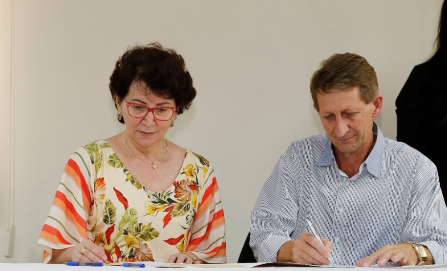 O Governo do Paraná, por meio da Secretaria de Estado da Educação, assinou nessa sexta-feira (16), em Curitiba, o termo de cooperação técnica com 19 municípios para a oferta do Ensino Médio regular e Ensino Médio integrado à educação profissional aos filhos de pequenos agricultores rurais que estudam nas Casas Familiares Rurais (CFR)