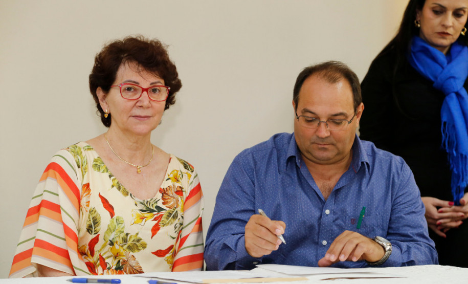 O Governo do Paraná, por meio da Secretaria de Estado da Educação, assinou nessa sexta-feira (16), em Curitiba, o termo de cooperação técnica com 19 municípios para a oferta do Ensino Médio regular e Ensino Médio integrado à educação profissional aos filhos de pequenos agricultores rurais que estudam nas Casas Familiares Rurais (CFR)