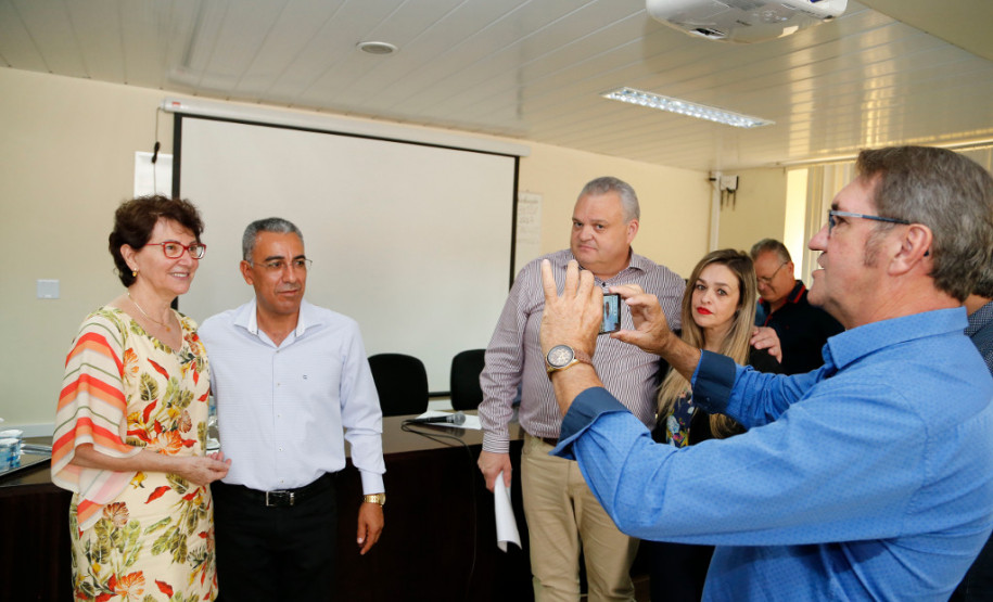 O Governo do Paraná, por meio da Secretaria de Estado da Educação, assinou nessa sexta-feira (16), em Curitiba, o termo de cooperação técnica com 19 municípios para a oferta do Ensino Médio regular e Ensino Médio integrado à educação profissional aos filhos de pequenos agricultores rurais que estudam nas Casas Familiares Rurais (CFR)