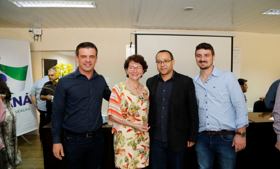 O Governo do Paraná, por meio da Secretaria de Estado da Educação, assinou nessa sexta-feira (16), em Curitiba, o termo de cooperação técnica com 19 municípios para a oferta do Ensino Médio regular e Ensino Médio integrado à educação profissional aos filhos de pequenos agricultores rurais que estudam nas Casas Familiares Rurais (CFR)