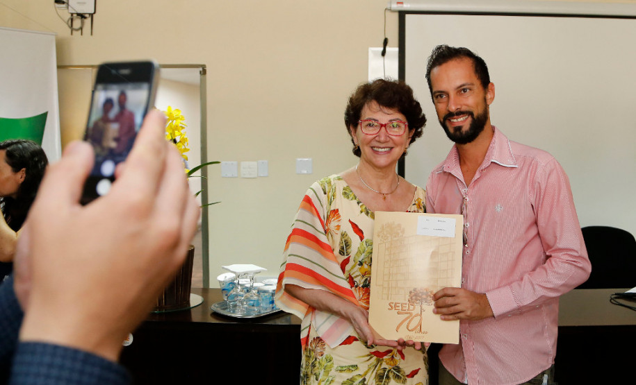 O Governo do Paraná, por meio da Secretaria de Estado da Educação, assinou nessa sexta-feira (16), em Curitiba, o termo de cooperação técnica com 19 municípios para a oferta do Ensino Médio regular e Ensino Médio integrado à educação profissional aos filhos de pequenos agricultores rurais que estudam nas Casas Familiares Rurais (CFR)