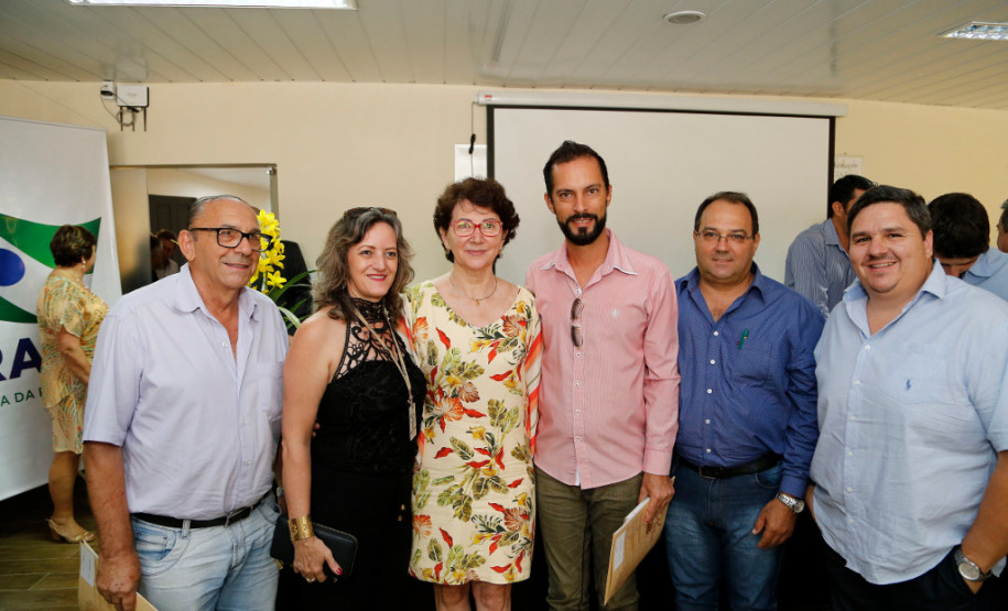 O Governo do Paraná, por meio da Secretaria de Estado da Educação, assinou nessa sexta-feira (16), em Curitiba, o termo de cooperação técnica com 19 municípios para a oferta do Ensino Médio regular e Ensino Médio integrado à educação profissional aos filhos de pequenos agricultores rurais que estudam nas Casas Familiares Rurais (CFR)