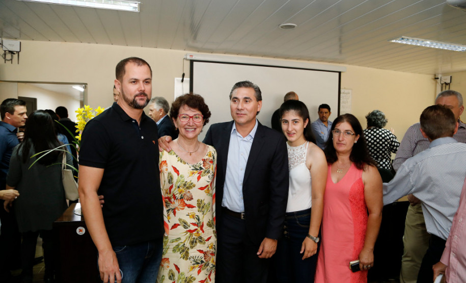 O Governo do Paraná, por meio da Secretaria de Estado da Educação, assinou nessa sexta-feira (16), em Curitiba, o termo de cooperação técnica com 19 municípios para a oferta do Ensino Médio regular e Ensino Médio integrado à educação profissional aos filhos de pequenos agricultores rurais que estudam nas Casas Familiares Rurais (CFR)