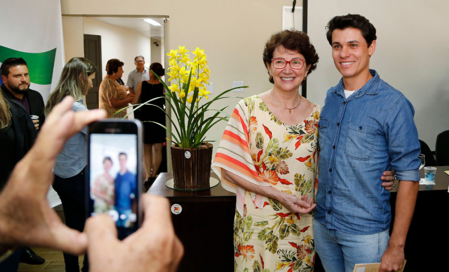 O Governo do Paraná, por meio da Secretaria de Estado da Educação, assinou nessa sexta-feira (16), em Curitiba, o termo de cooperação técnica com 19 municípios para a oferta do Ensino Médio regular e Ensino Médio integrado à educação profissional aos filhos de pequenos agricultores rurais que estudam nas Casas Familiares Rurais (CFR)