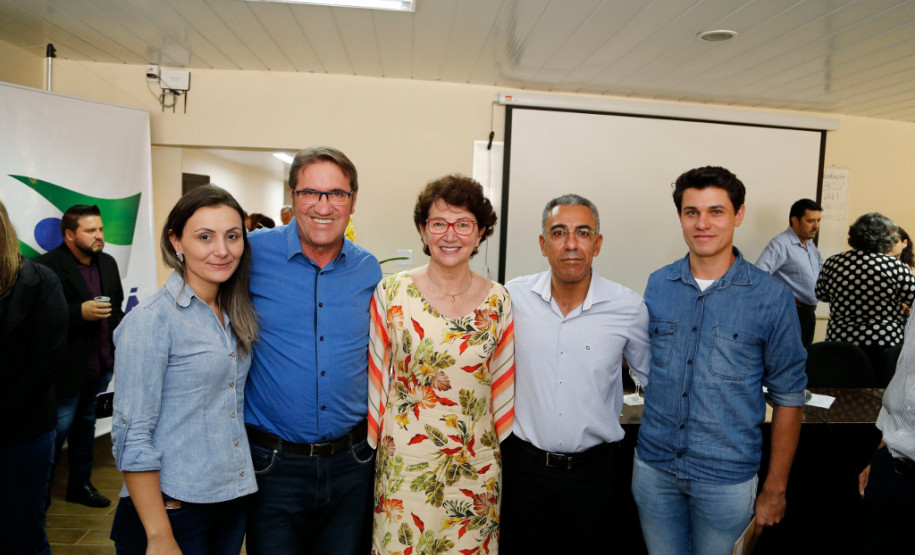 O Governo do Paraná, por meio da Secretaria de Estado da Educação, assinou nessa sexta-feira (16), em Curitiba, o termo de cooperação técnica com 19 municípios para a oferta do Ensino Médio regular e Ensino Médio integrado à educação profissional aos filhos de pequenos agricultores rurais que estudam nas Casas Familiares Rurais (CFR)