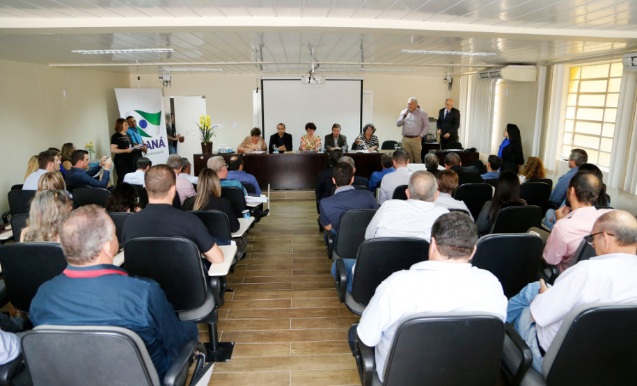 O Governo do Paraná, por meio da Secretaria de Estado da Educação, assinou nessa sexta-feira (16), em Curitiba, o termo de cooperação técnica com 19 municípios para a oferta do Ensino Médio regular e Ensino Médio integrado à educação profissional aos filhos de pequenos agricultores rurais que estudam nas Casas Familiares Rurais (CFR)