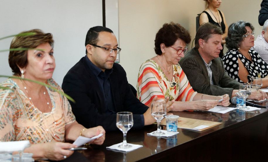 O Governo do Paraná, por meio da Secretaria de Estado da Educação, assinou nessa sexta-feira (16), em Curitiba, o termo de cooperação técnica com 19 municípios para a oferta do Ensino Médio regular e Ensino Médio integrado à educação profissional aos filhos de pequenos agricultores rurais que estudam nas Casas Familiares Rurais (CFR)