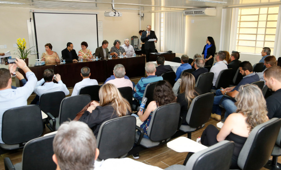 O Governo do Paraná, por meio da Secretaria de Estado da Educação, assinou nessa sexta-feira (16), em Curitiba, o termo de cooperação técnica com 19 municípios para a oferta do Ensino Médio regular e Ensino Médio integrado à educação profissional aos filhos de pequenos agricultores rurais que estudam nas Casas Familiares Rurais (CFR)