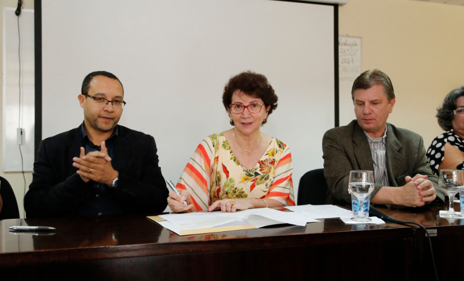 O Governo do Paraná, por meio da Secretaria de Estado da Educação, assinou nessa sexta-feira (16), em Curitiba, o termo de cooperação técnica com 19 municípios para a oferta do Ensino Médio regular e Ensino Médio integrado à educação profissional aos filhos de pequenos agricultores rurais que estudam nas Casas Familiares Rurais (CFR)