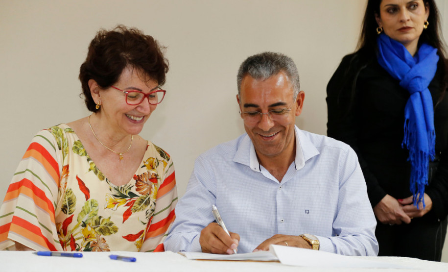 O Governo do Paraná, por meio da Secretaria de Estado da Educação, assinou nessa sexta-feira (16), em Curitiba, o termo de cooperação técnica com 19 municípios para a oferta do Ensino Médio regular e Ensino Médio integrado à educação profissional aos filhos de pequenos agricultores rurais que estudam nas Casas Familiares Rurais (CFR)