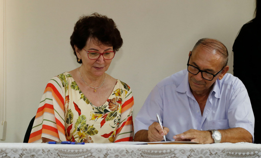 O Governo do Paraná, por meio da Secretaria de Estado da Educação, assinou nessa sexta-feira (16), em Curitiba, o termo de cooperação técnica com 19 municípios para a oferta do Ensino Médio regular e Ensino Médio integrado à educação profissional aos filhos de pequenos agricultores rurais que estudam nas Casas Familiares Rurais (CFR)