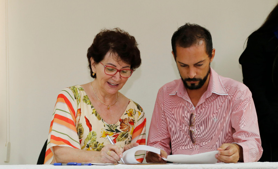 O Governo do Paraná, por meio da Secretaria de Estado da Educação, assinou nessa sexta-feira (16), em Curitiba, o termo de cooperação técnica com 19 municípios para a oferta do Ensino Médio regular e Ensino Médio integrado à educação profissional aos filhos de pequenos agricultores rurais que estudam nas Casas Familiares Rurais (CFR)