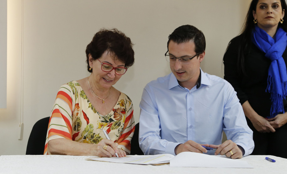 O Governo do Paraná, por meio da Secretaria de Estado da Educação, assinou nessa sexta-feira (16), em Curitiba, o termo de cooperação técnica com 19 municípios para a oferta do Ensino Médio regular e Ensino Médio integrado à educação profissional aos filhos de pequenos agricultores rurais que estudam nas Casas Familiares Rurais (CFR)