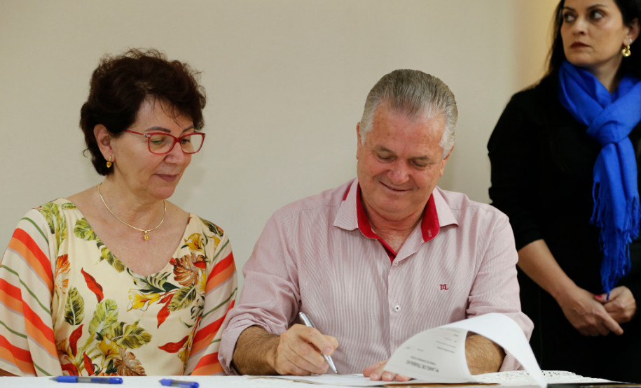 O Governo do Paraná, por meio da Secretaria de Estado da Educação, assinou nessa sexta-feira (16), em Curitiba, o termo de cooperação técnica com 19 municípios para a oferta do Ensino Médio regular e Ensino Médio integrado à educação profissional aos filhos de pequenos agricultores rurais que estudam nas Casas Familiares Rurais (CFR)