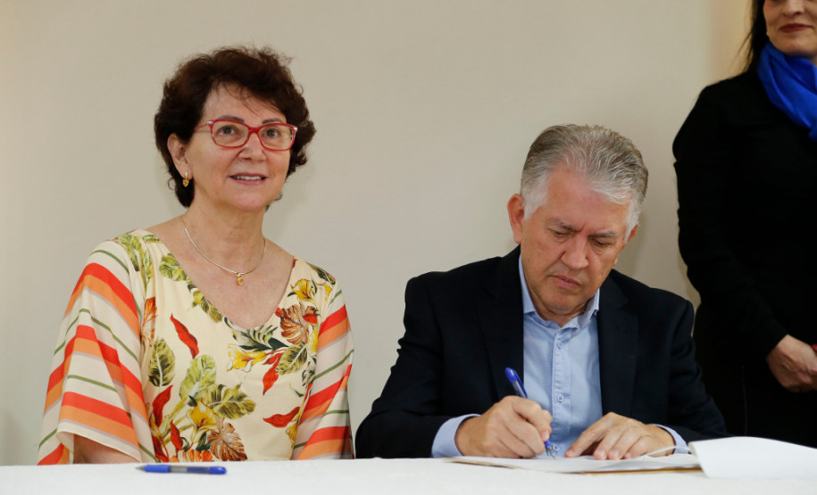 O Governo do Paraná, por meio da Secretaria de Estado da Educação, assinou nessa sexta-feira (16), em Curitiba, o termo de cooperação técnica com 19 municípios para a oferta do Ensino Médio regular e Ensino Médio integrado à educação profissional aos filhos de pequenos agricultores rurais que estudam nas Casas Familiares Rurais (CFR)