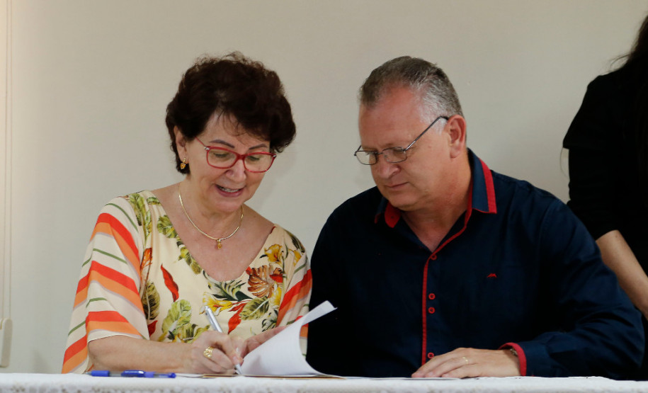 O Governo do Paraná, por meio da Secretaria de Estado da Educação, assinou nessa sexta-feira (16), em Curitiba, o termo de cooperação técnica com 19 municípios para a oferta do Ensino Médio regular e Ensino Médio integrado à educação profissional aos filhos de pequenos agricultores rurais que estudam nas Casas Familiares Rurais (CFR)