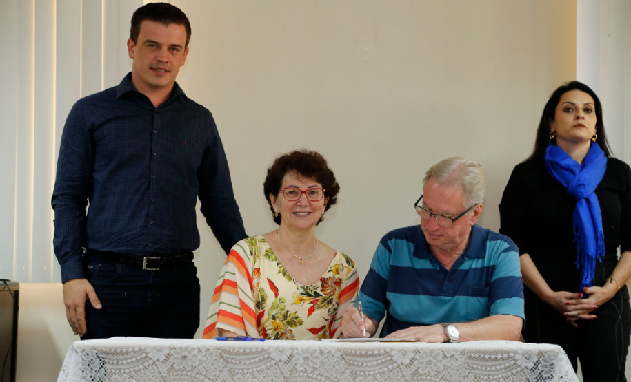 O Governo do Paraná, por meio da Secretaria de Estado da Educação, assinou nessa sexta-feira (16), em Curitiba, o termo de cooperação técnica com 19 municípios para a oferta do Ensino Médio regular e Ensino Médio integrado à educação profissional aos filhos de pequenos agricultores rurais que estudam nas Casas Familiares Rurais (CFR)