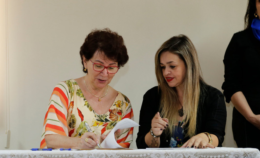 O Governo do Paraná, por meio da Secretaria de Estado da Educação, assinou nessa sexta-feira (16), em Curitiba, o termo de cooperação técnica com 19 municípios para a oferta do Ensino Médio regular e Ensino Médio integrado à educação profissional aos filhos de pequenos agricultores rurais que estudam nas Casas Familiares Rurais (CFR)