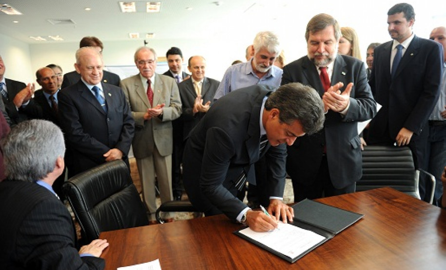 O governador Beto Richa assinou nesta terça-feira (14), no Palácio Iguaçu, em Curitiba, ordens de serviço para a construção, reparos e ampliações em 16 escolas do Estado. O investimento é de R$ 39,8 milhões e vai beneficiar mais de 17 mil alunos da rede estadual de ensino de todas as regiões do Estado.