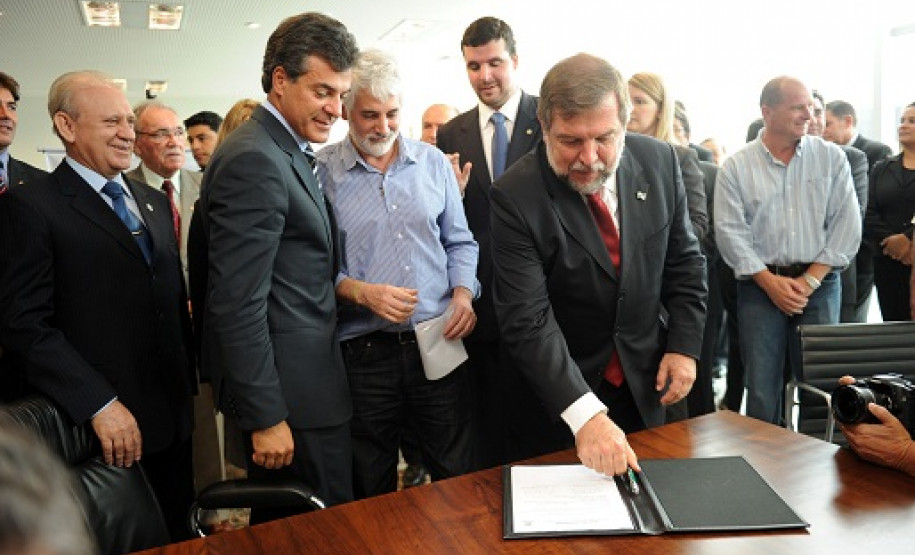 Com os recursos liberados, serão construídas oito escolas, das quais três são Centros Estaduais de Educação Profissional (CEEP) e as demais de ensino médio e fundamental. Também haverá a ampliação de três de escolas, obras de reparos em outras três e a conclusão do Colégio Estadual São José, em São José da Palmeira, que estava parada há anos.