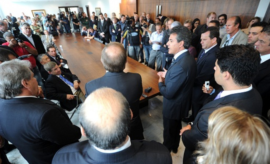 Acompanharam a assinatura secretários estaduais, deputados da Assembleia Legislativa do Paraná e prefeitos.