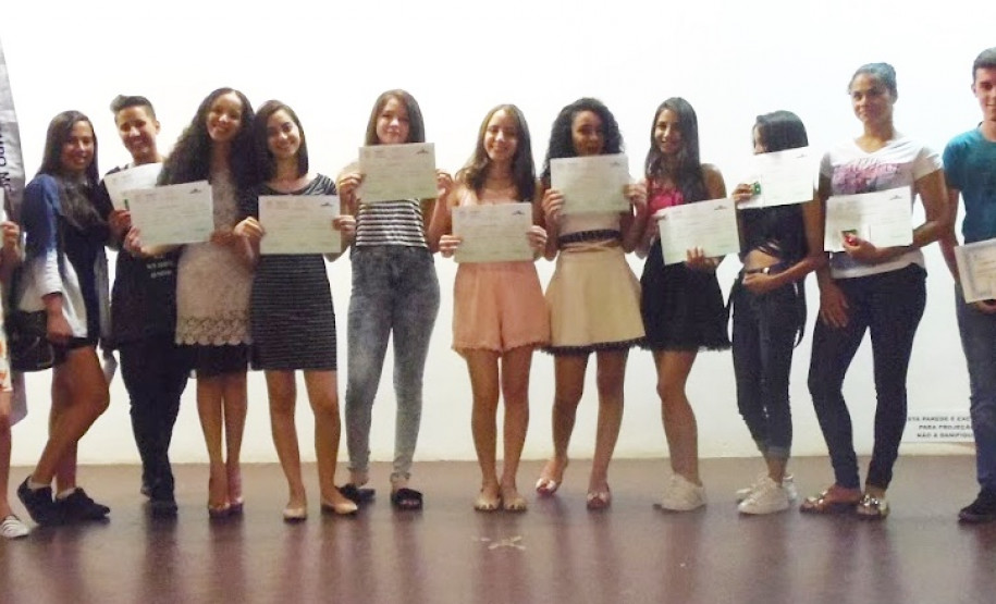 A Secretaria da Educação do Paraná vai expandir a oferta de cursos de Qualificação Profissional Básica na rede estadual de ensino por meio do Programa Nacional de Acesso a Educação Profissional e Emprego (Pronatec). Os cursos têm duração de dois a seis meses e estarão disponíveis em estabelecimentos que já ofertam educação profissional. Na foto, formatura de alunos do Pronatec no Colégio Estadual de Campo Mourão.