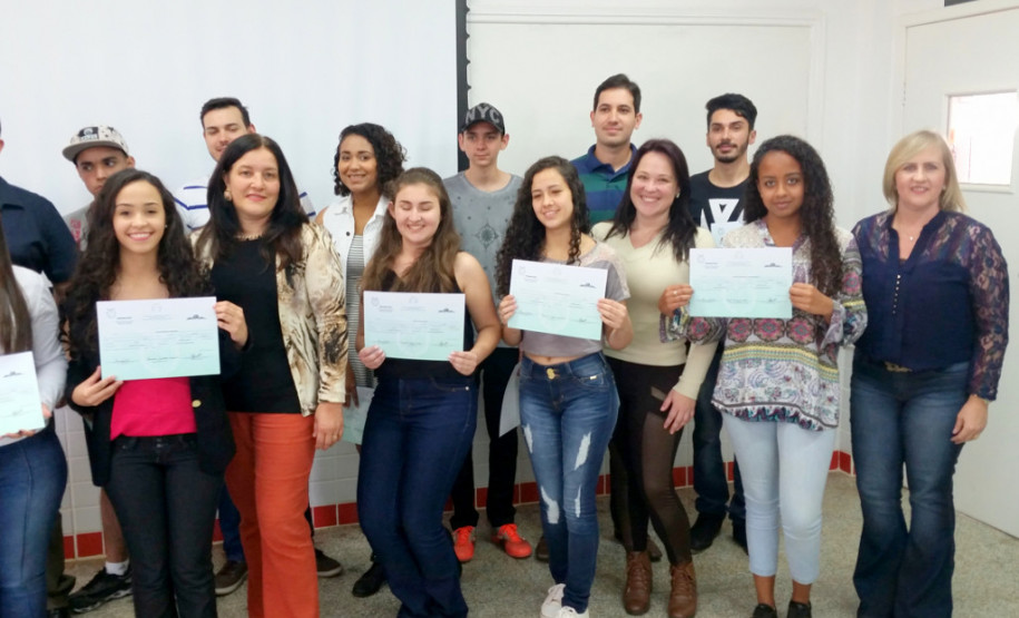 A Secretaria da Educação do Paraná vai expandir a oferta de cursos de Qualificação Profissional Básica na rede estadual de ensino por meio do Programa Nacional de Acesso a Educação Profissional e Emprego (Pronatec). Os cursos têm duração de dois a seis meses e estarão disponíveis em estabelecimentos que já ofertam educação profissional. Na foto, formatura de alunos do Pronatec no CEEP Seiji Hatanda.