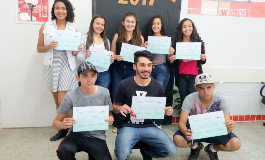 A Secretaria da Educação do Paraná vai expandir a oferta de cursos de Qualificação Profissional Básica na rede estadual de ensino por meio do Programa Nacional de Acesso a Educação Profissional e Emprego (Pronatec). Os cursos têm duração de dois a seis meses e estarão disponíveis em estabelecimentos que já ofertam educação profissional. Na foto, formatura de alunos do Pronatec no CEEP Seiji Hatanda.