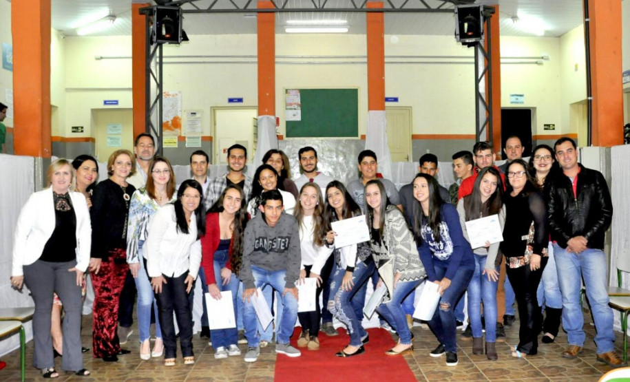 A Secretaria da Educação do Paraná vai expandir a oferta de cursos de Qualificação Profissional Básica na rede estadual de ensino por meio do Programa Nacional de Acesso a Educação Profissional e Emprego (Pronatec). Os cursos têm duração de dois a seis meses e estarão disponíveis em estabelecimentos que já ofertam educação profissional. Na foto, formatura de alunos do Pronatec no Colégio Estadual Maria Aparecida C. Salcedo.