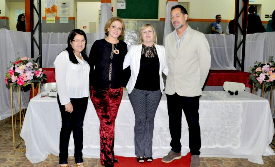 A Secretaria da Educação do Paraná vai expandir a oferta de cursos de Qualificação Profissional Básica na rede estadual de ensino por meio do Programa Nacional de Acesso a Educação Profissional e Emprego (Pronatec). Os cursos têm duração de dois a seis meses e estarão disponíveis em estabelecimentos que já ofertam educação profissional. Na foto, formatura de alunos do Pronatec no Colégio Estadual Maria Aparecida C. Salcedo.